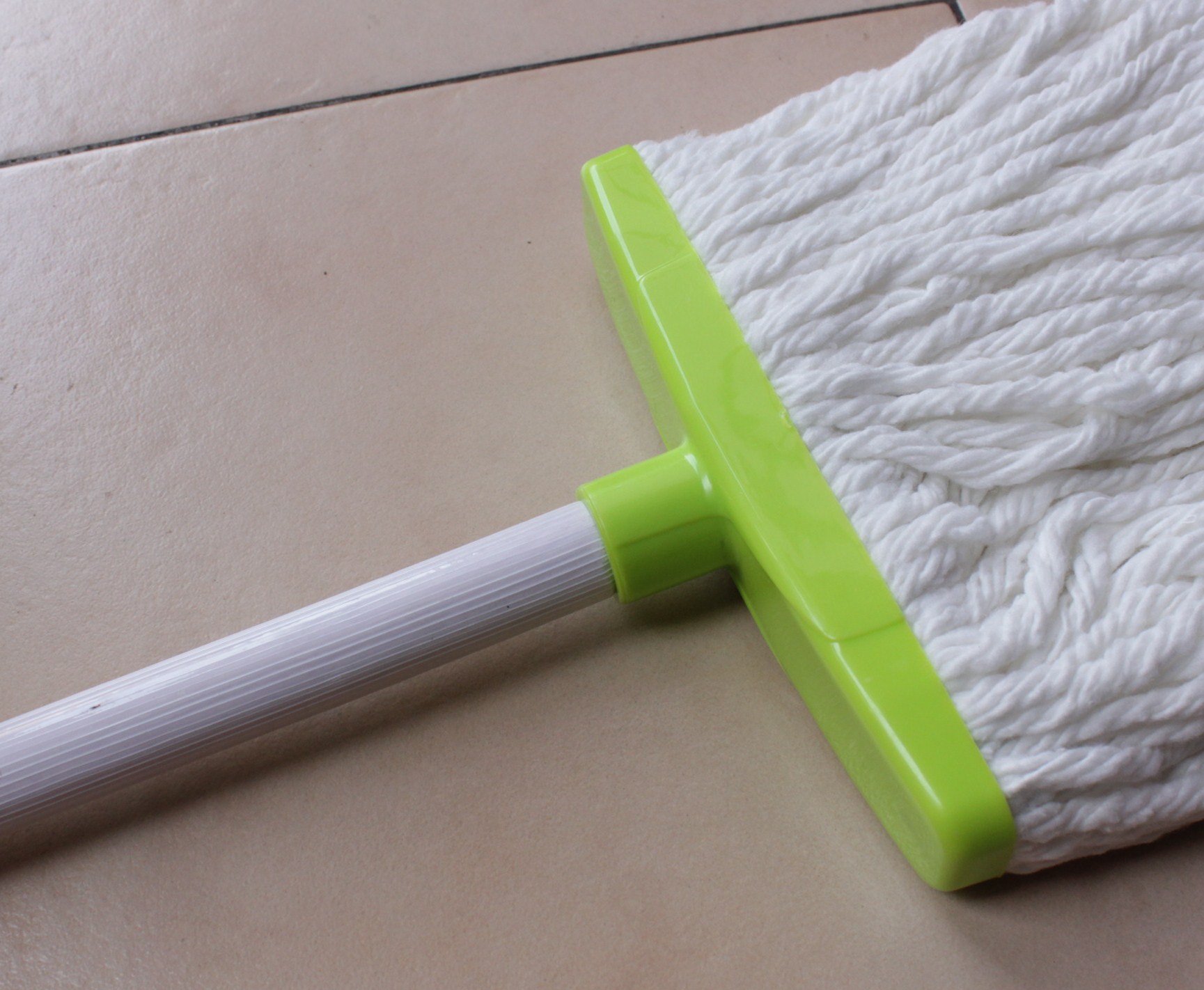  Gambar  Alat alat Kebersihan rumah  tangga
